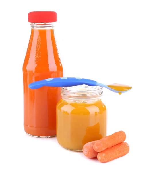 Alimenti per bambini con carota isolata su bianco — Foto Stock