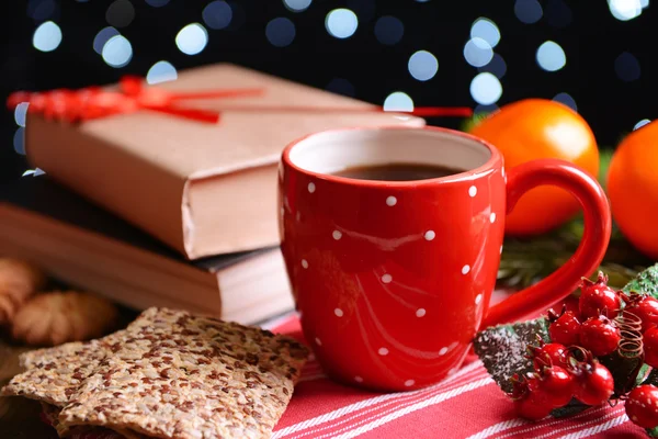 Composition du livre avec tasse de café et décorations de Noël sur table sur fond sombre — Photo