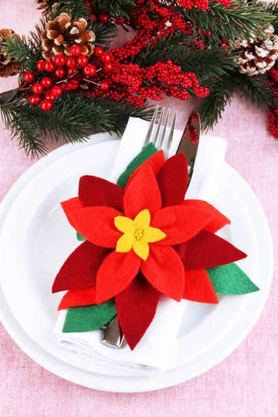 Cenário de mesa de Natal com decorações festivas close-up — Fotografia de Stock