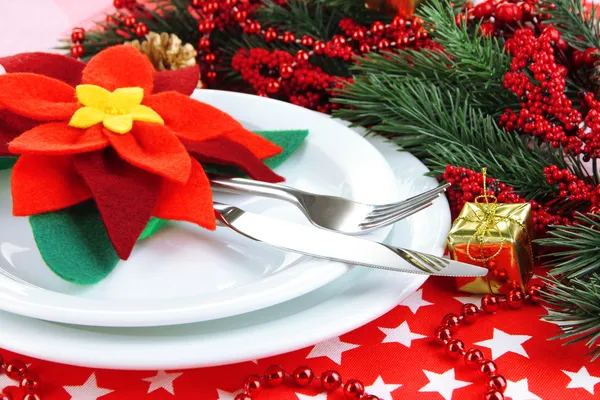 Cenário de mesa de Natal com decorações festivas close-up — Fotografia de Stock