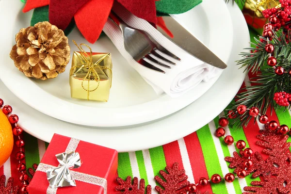 Apparecchiatura della tavola di Natale con decorazioni festive da vicino — Foto Stock