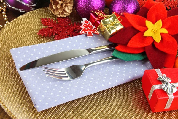 Cenário de mesa de Natal com decorações festivas close-up — Fotografia de Stock