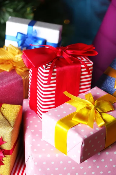 Рождественские подарочные коробки на фоне елки — стоковое фото