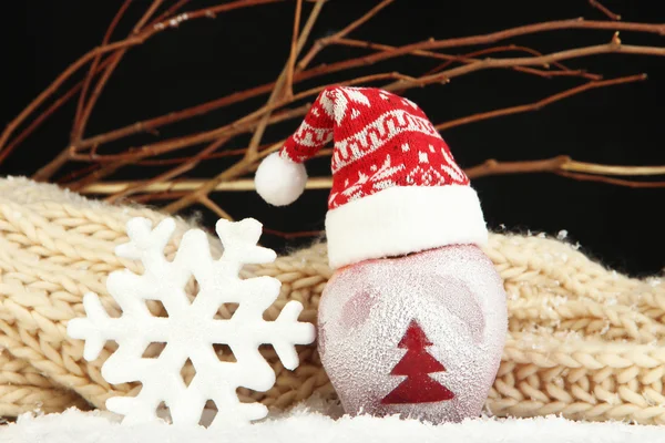 Urlaubsapfel mit gefrosteter Zeichnung im Schnee auf schwarzem Hintergrund — Stockfoto