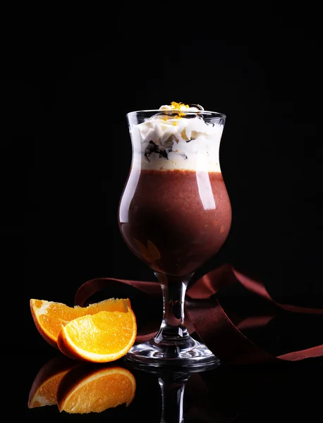 Dessert savoureux au chocolat, crème et sauce à l'orange, isolé sur noir — Photo