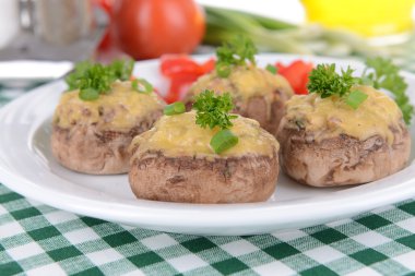 Tablo yakın çekim plaka üzerinde mantar dolması