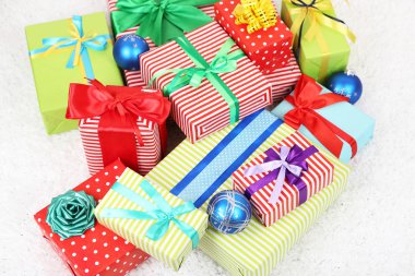 lüks şeritler renk Halı zemin üzerine birçok renkli hediyeler