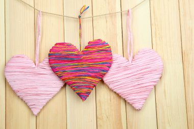 Ahşap arka planda dekoratif kalp