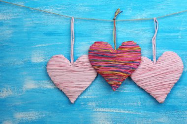 ahşap zemin üzerinde dekoratif Kalpler