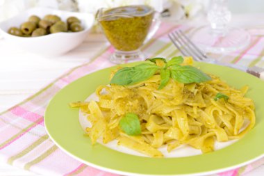 lezzetli pasta plaka üzerinde tablo yakın çekim pesto ile