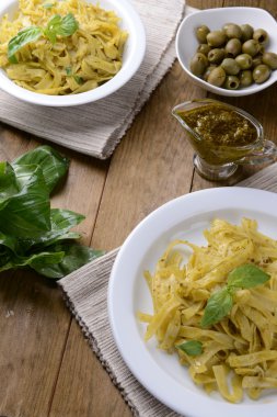 lezzetli pasta plaka üzerinde tablo yakın çekim pesto ile