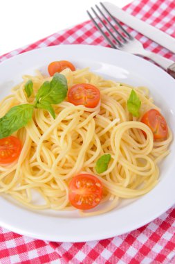 leziz spagetti domates plaka üzerinde tablo yakın çekim