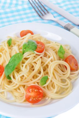 leziz spagetti domates plaka üzerinde tablo yakın çekim