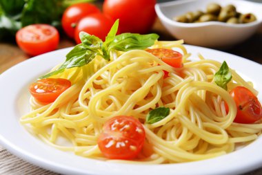 leziz spagetti domates plaka üzerinde tablo yakın çekim