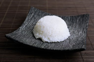 Bambu zemin üzerine pişmiş pirinç