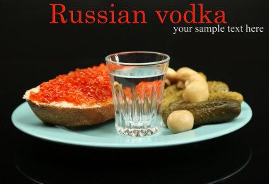 oluşturma kadeh votka ve renk kaplama, siyah üzerine izole snacks ile