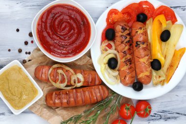 ahşap masa üstünde ızgara sosis