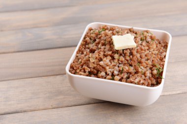 Tablo yakın çekim üzerinde kase haşlanmış buğday