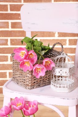 tuğla duvar arka plan üzerinde güzel pembe laleler