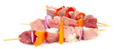 beyaz izole pişmemiş domuz kebap