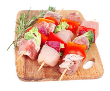 beyaz izole pişmemiş domuz kebap
