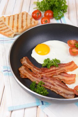 yumurta ve pastırma tava üzerinde tablo yakın çekim