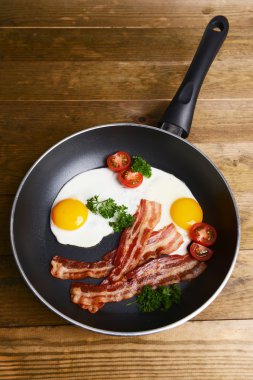 yumurta ve pastırma tava üzerinde tablo yakın çekim