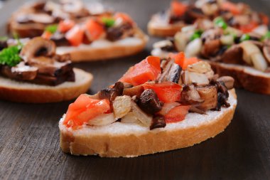 Tablo yakın çekim üzerinde mantar ile lezzetli bruschetta