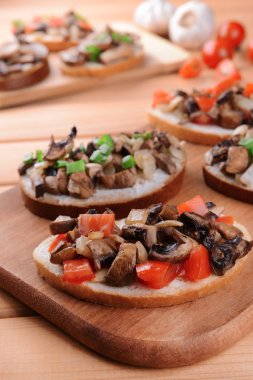 Tablo yakın çekim üzerinde kesme tahtası üzerinde mantar ile lezzetli bruschetta
