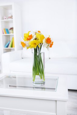 Ev arka planında vazoda güzel bahar çiçekleri