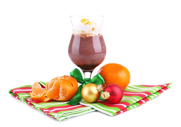 Izole üzerine beyaz çikolata, krema ve portakal soslu lezzetli tatlı — Stok fotoğraf
