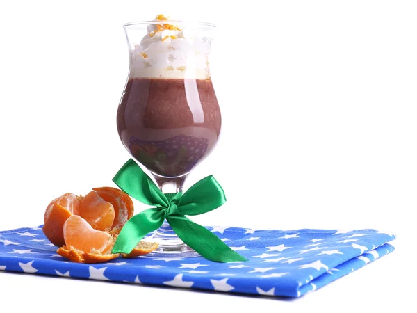 Leckeres Dessert mit Schokolade, Sahne und Orangensoße, isoliert auf weiß — Stockfoto