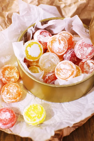 Bonbons sucrés en boîte métallique, gros plan — Photo