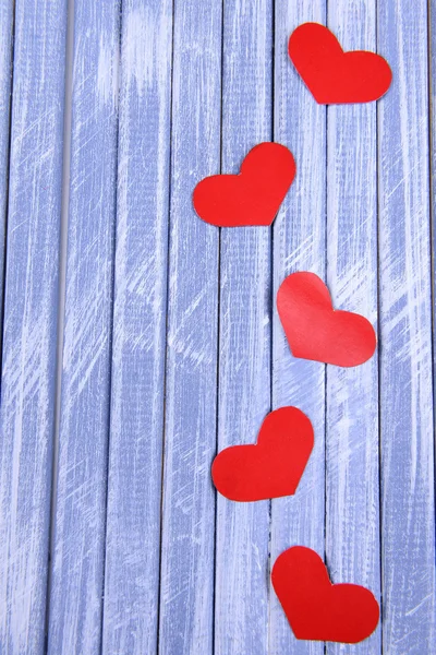 Corazones de papel sobre fondo de madera — Foto de Stock