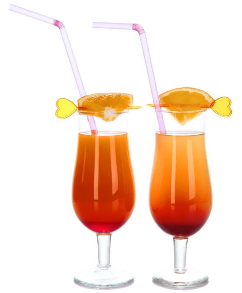 Välsmakande cocktails isolerats på vitt glas — Stockfoto