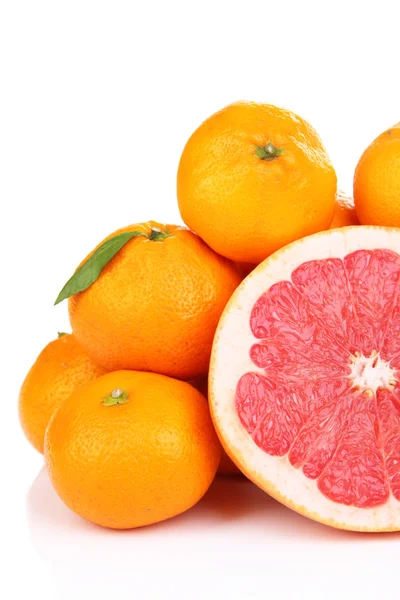 Rijpe zoete mandarijnen- en grapefruitsap, geïsoleerd op wit — Stockfoto