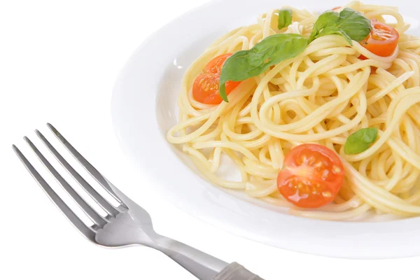 Utsökt spaghetti med tomater på plattan närbild — Stockfoto