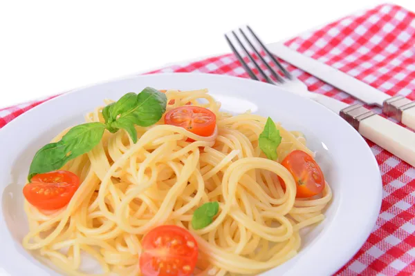 Deliciosos espaguetis con tomates en plato en la mesa de primer plano — Foto de Stock