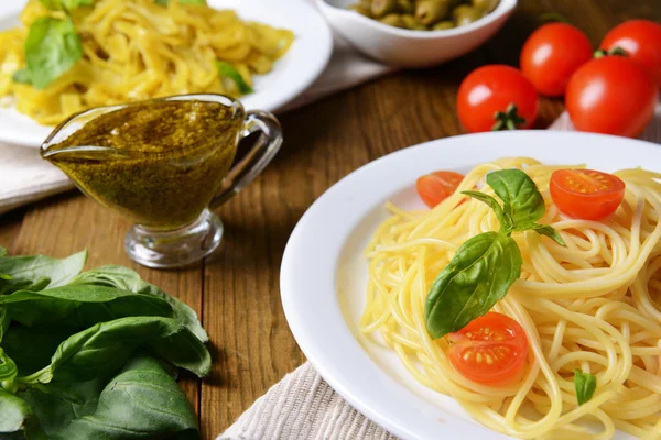 Delicious spaghetti with tomatoes on plate on table close-up — Stock Photo, Image