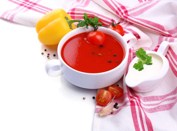 Smakelijke tomatensoep en groenten, geïsoleerd op wit — Stockfoto