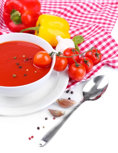 Gustosa zuppa di pomodoro e verdure, isolata su bianco — Foto Stock