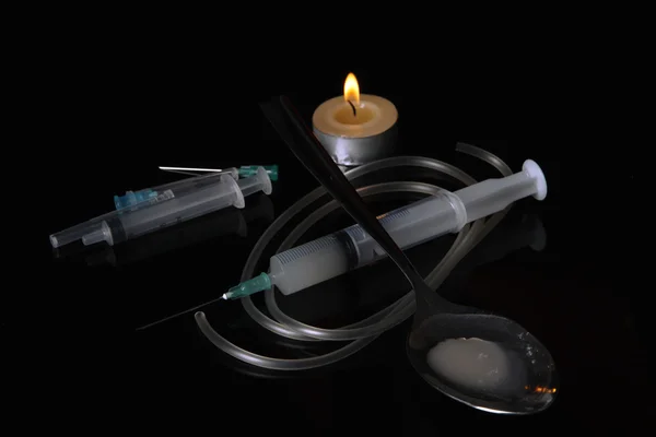 Heroin in Löffel und Spritzen auf schwarzem Hintergrund — Stockfoto