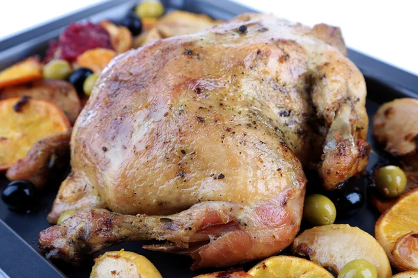 Whole roasted chicken with vegetables on tray, isolated on white — Stock Photo, Image