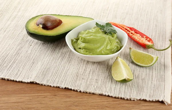 Friss guacamole csészében asztalra — Stock Fotó