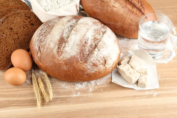 Sammansättning med råg bröd på bordet på nära håll — Stockfoto