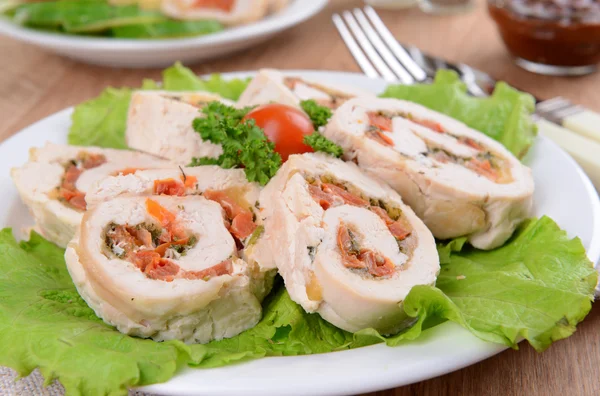 Leckeres Hühnerbrötchen auf dem Teller in Großaufnahme — Stockfoto