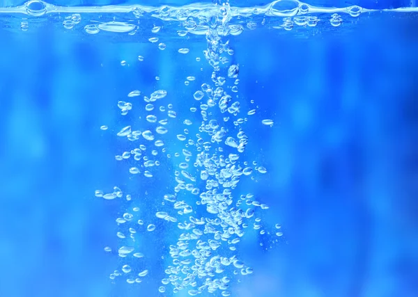 Bolle in acqua blu, da vicino — Foto Stock