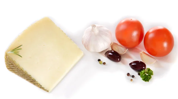 Смачні італійські сири, ізольовані на білому — стокове фото