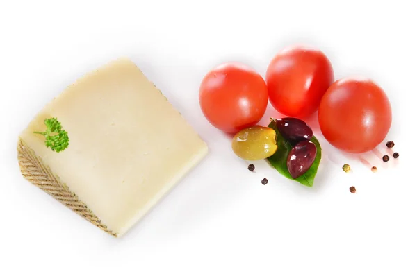 Queijo italiano saboroso, isolado em branco — Fotografia de Stock