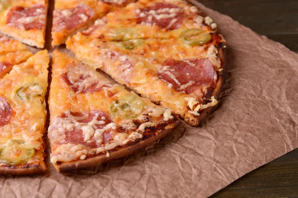 Smakelijke pizza op tabel close-up — Stockfoto